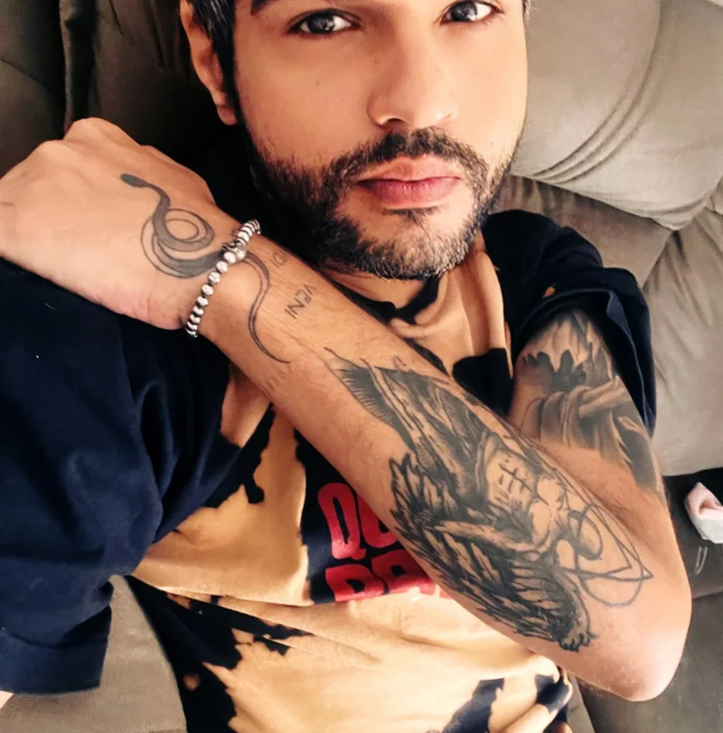 Paulo Câmara com as tatuagens do braço